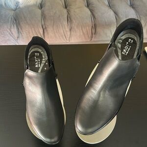 Naot Helm Nordstrom Size 40 US 8.5/9
Bootie worn once leather/suede.